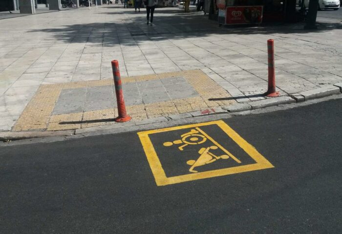 Δήμος Αθηναίων: Ειδική σήμανση σε ράμπες για την αποτροπή παράνομης στάθμευσης