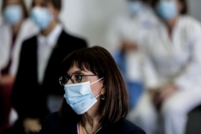 Παγκόσμια Ημέρα Νοσηλευτών: Με μάσκα στον Ευαγγελισμό η Σακελλαροπούλου