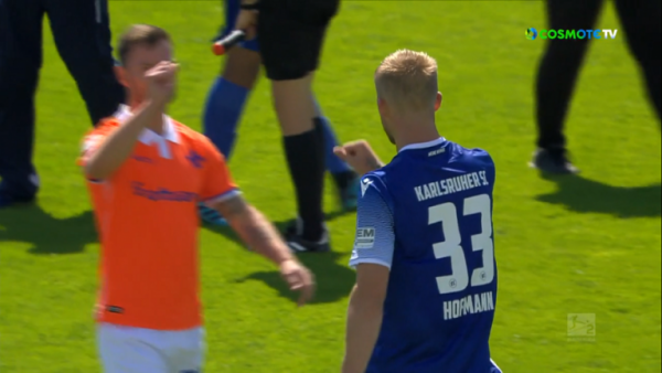 Η νέα πραγματικότητα του κορωνοϊού: Διαιτητές χαιρέτησαν με τα πόδια, παίκτης αρνήθηκε χειραψία