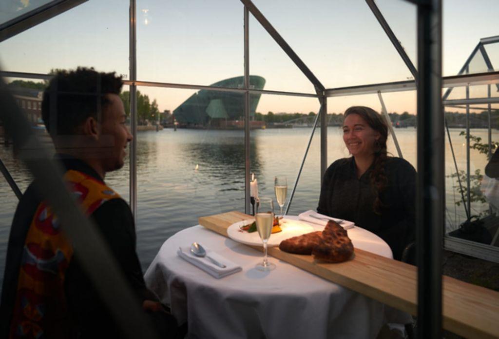 Κοροναϊός : Εστιατόριο προσφέρει δείπνο σε… θερμοκήπια [Εικόνες]