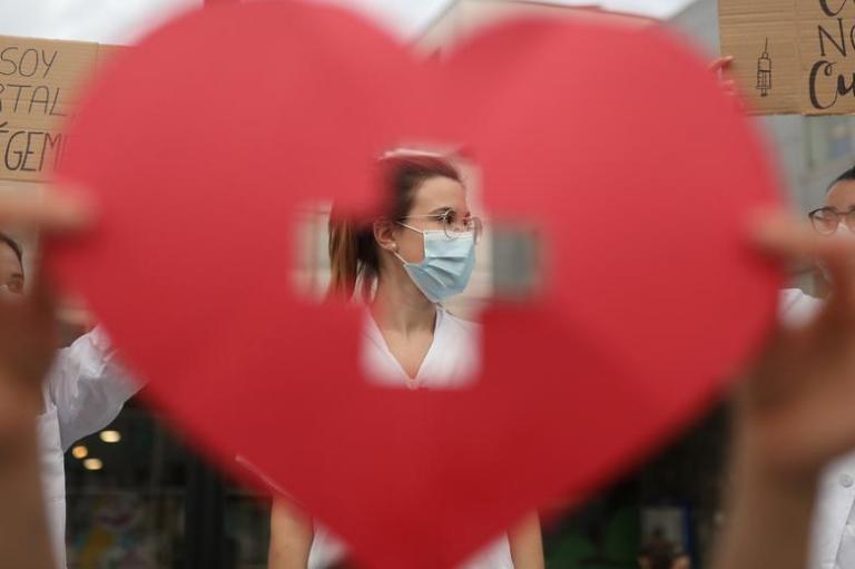 Πανδημία : Συγκρούσεις για τη χαλάρωση των μέτρων στο όνομα της οικονομίας