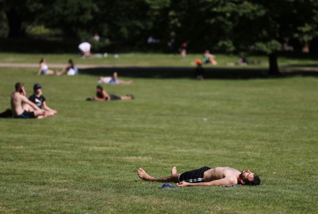 Δυσοίωνη πρόβλεψη: «Πρέπει να μάθουμε να ζούμε με τον ιό για τα επόμενα χρόνια»