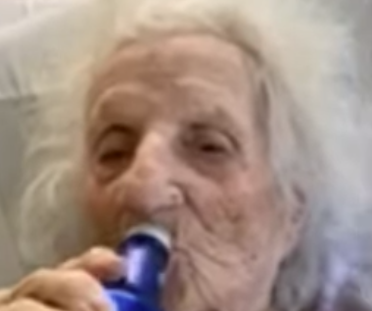 Το λέει η καρδιά της: Γιαγιά 103 ετών νίκησε τον κοροναϊό και το γιόρτασε με μπύρα