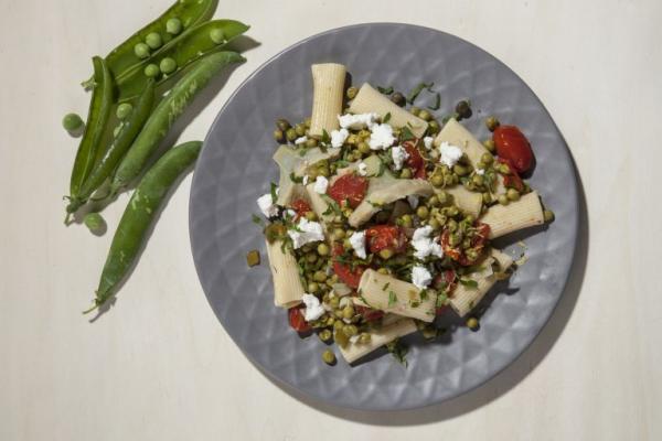 Ριγκατόνι με αγκινάρες και αρακά