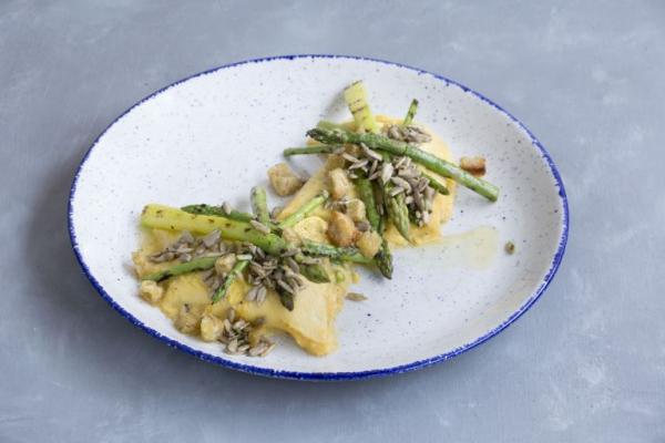 Υγρή ομελέτα με σπαράγγια και ηλιόσπορο