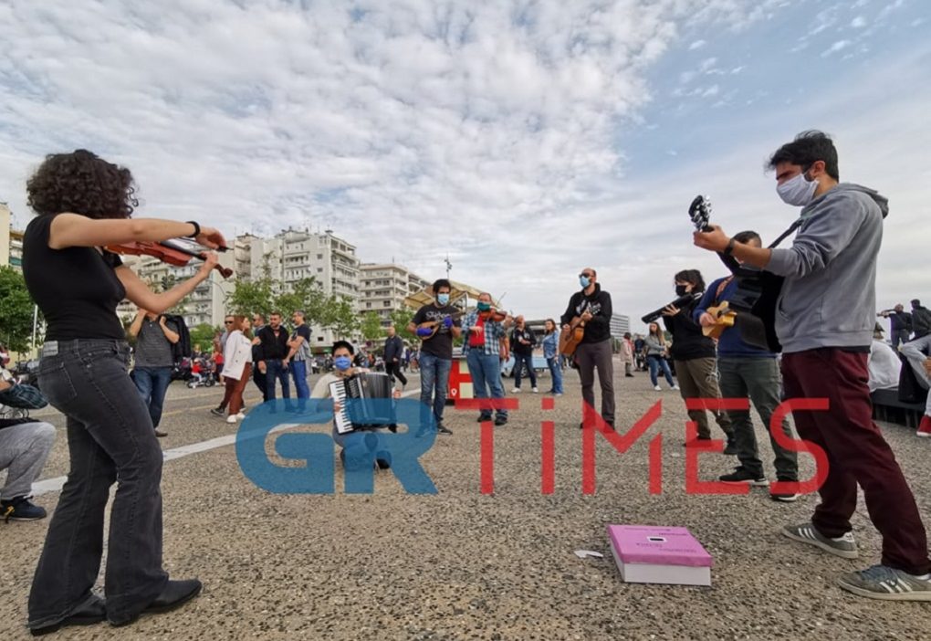 Θεσσαλονίκη: Διαμαρτυρία καλλιτεχνών με μάσκες και «Bella Ciao»