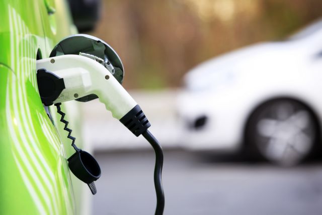 Επιδοτήσεις σε ηλεκτρικά αυτοκίνητα, σκούτερ και ποδήλατα - Τα ποσά που εξετάζει η κυβέρνηση