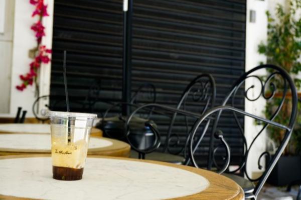 Κοροναϊός : Η ζωή μας σε… πλεξιγκλάς – Εστιατόρια, καφέ αλλάζουν την καθημερινότητα