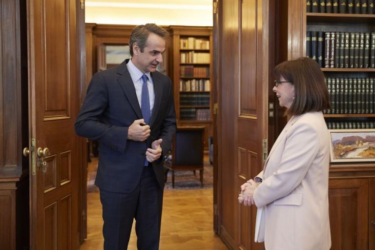 Μητσοτάκης σε Σακελλαροπούλου: Πρέπει να είμαστε διπλά προσεκτικοί στη νέα καθημερινότητα