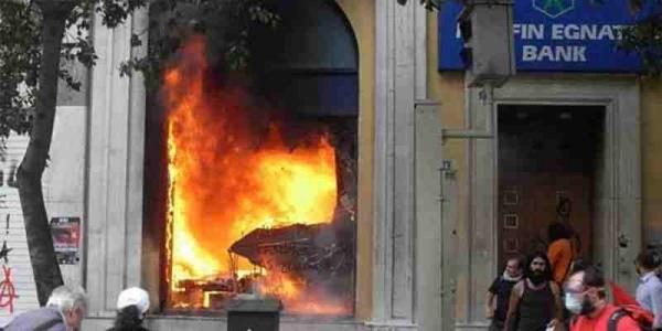 Marfin : Να ακυρώσει τη «φιέστα» ο Μητσοτάκης ζητά ο ΣΥΡΙΖΑ – Τι απαντά ο Πέτσας