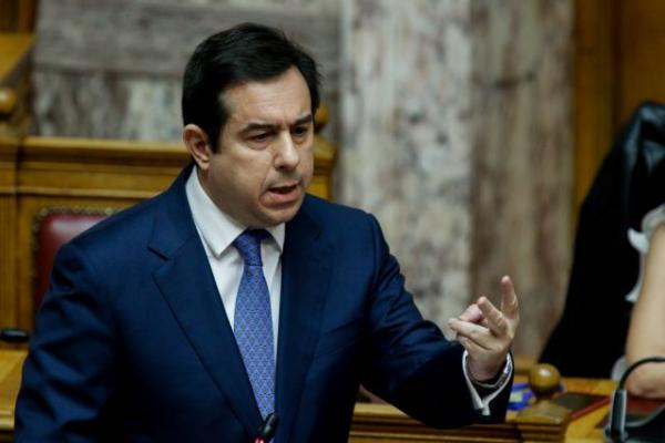 Μηταράκης: 23 διοικητές προσφυγικών δομών έχουν μεταπτυχιακό – Στήριξη στον ακροδεξιό διοικητή του Πύργου