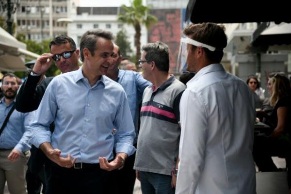 Στον Πειραιά ο Κυριάκος Μητσοτάκης – Συνάντησε καταστηματάρχες και πολίτες