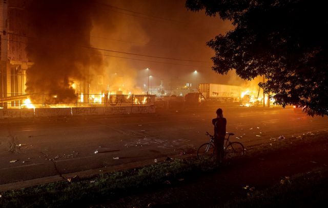 «Φλέγεται από οργή» κάθε βράδυ η Μινεάπολη: Εικόνες χάους μετά τον φρικτό θάνατο του Τζορτζ Φλόιντ