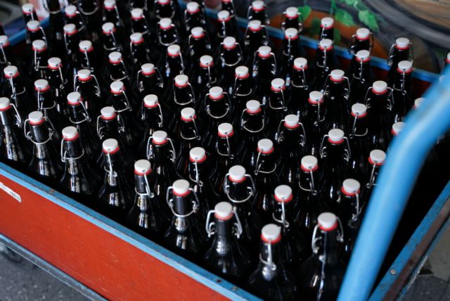 Γερμανία : Ζυθοποιία μοίρασε δωρεάν μπίρα που δεν μπορούσε να πουλήσει λόγω κοροναϊού