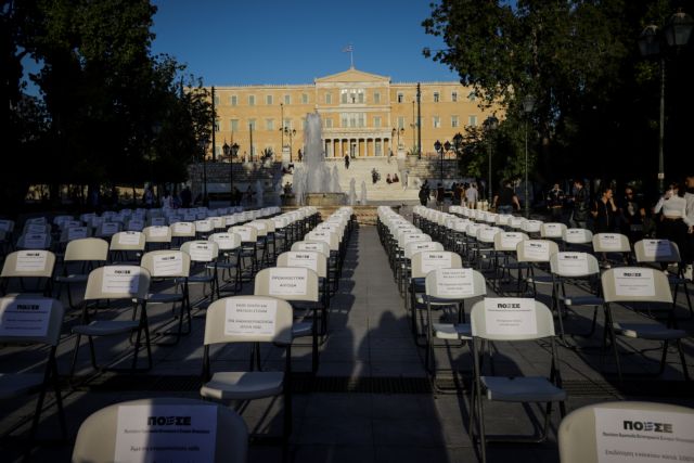 Άδειες καρέκλες στο Σύνταγμα: Διαμαρτυρία για την εστίαση