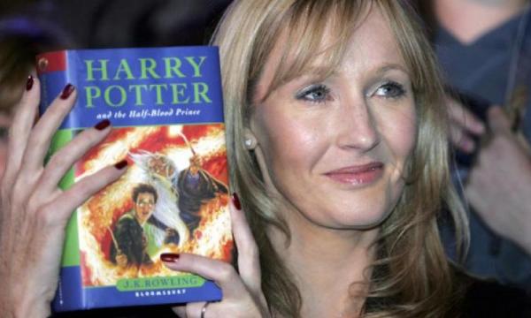 Κορονοϊός: Η Ρόουλινγκ προσφέρει 1 εκατ. λίρες σε θύματα ενδοοικογενειακής βίας και άστεγους