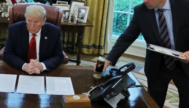 Ανησυχία στις ΗΠΑ: Ο κοροναϊός «χτύπησε την πόρτα» του Τραμπ