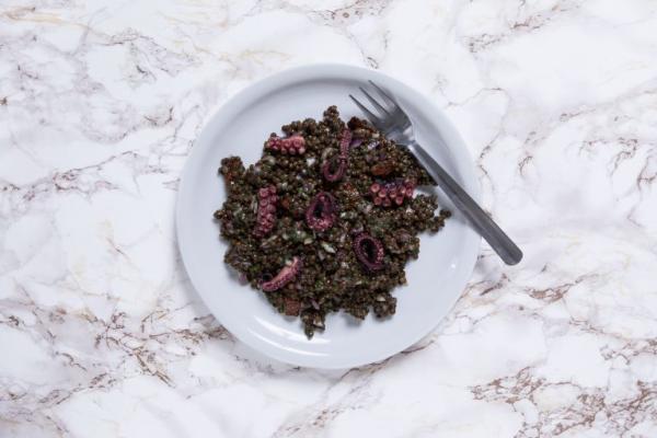 Μαύρες φακές με χταπόδι