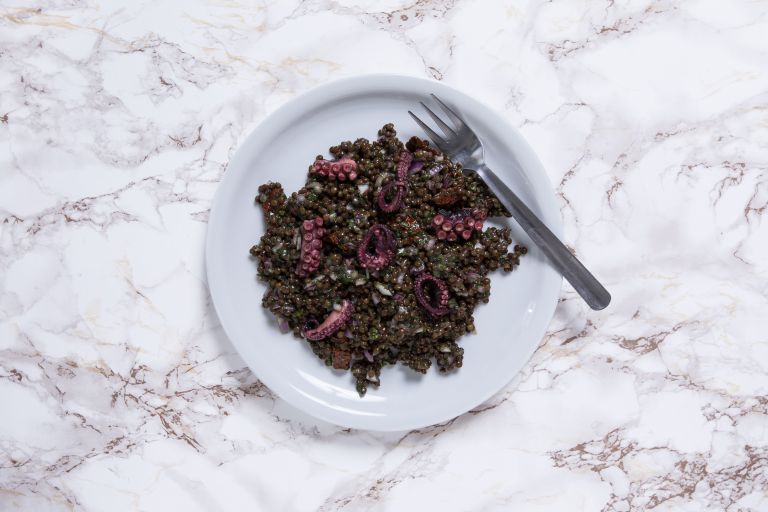 Μαύρες φακές με χταπόδι