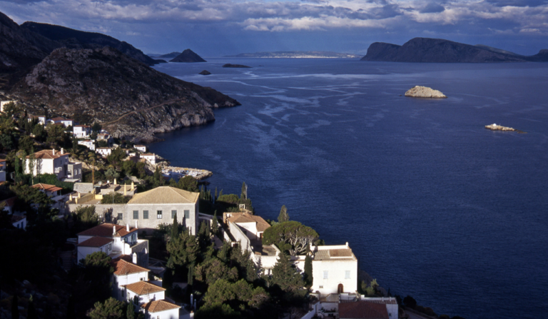 «Έτσι μυρίζει ο παράδεισος» – Ο Guardian υμνεί την Ύδρα