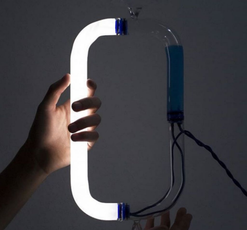 Κι όμως δημιούργησαν λάμπα που ανάβει με τη βοήθεια…υγρού