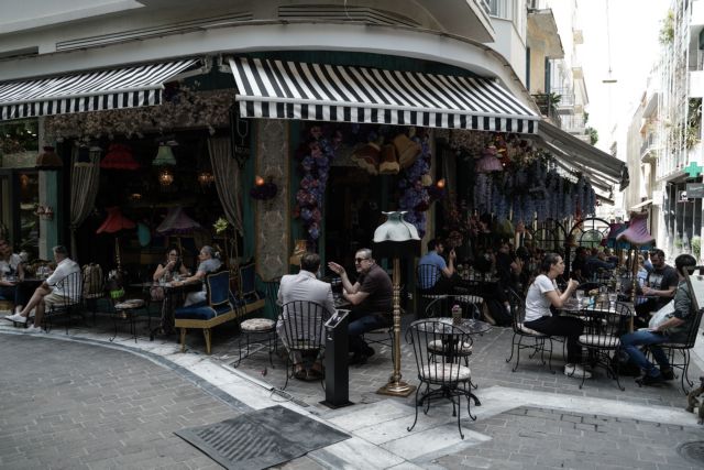 Κοροναϊός : Επικίνδυνος εφησυχασμός στην Ελλάδα – Ανησυχία για τα «εισαγόμενα» κρούσματα