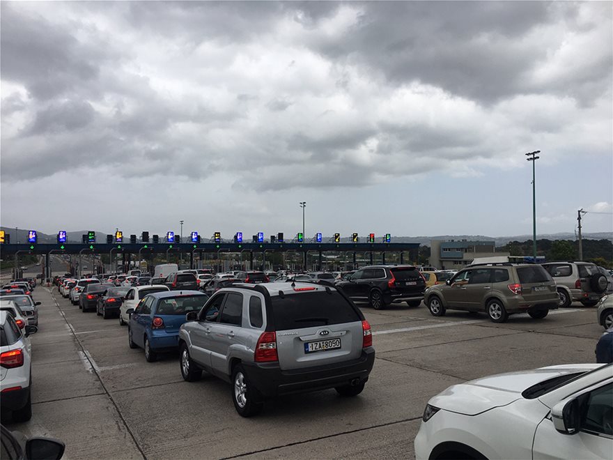 Τριήμερο Αγίου Πνεύματος: Όπου φύγει-φύγει οι Αθηναίοι – Ουρές στα διόδια Αφιδνών