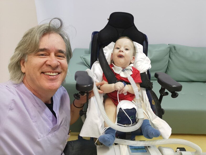 Ξεκινάει το «ταξίδι ζωής» του μικρού Ηλία Στυλιανού – Θα ακολουθήσει ειδική αγωγή