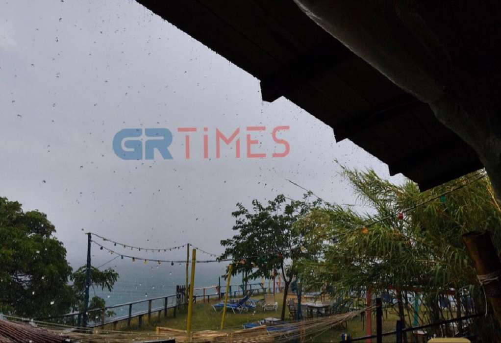 «Άνοιξαν» οι ουρανοί στη Χαλκιδική – Καταρρακτώδης βροχή