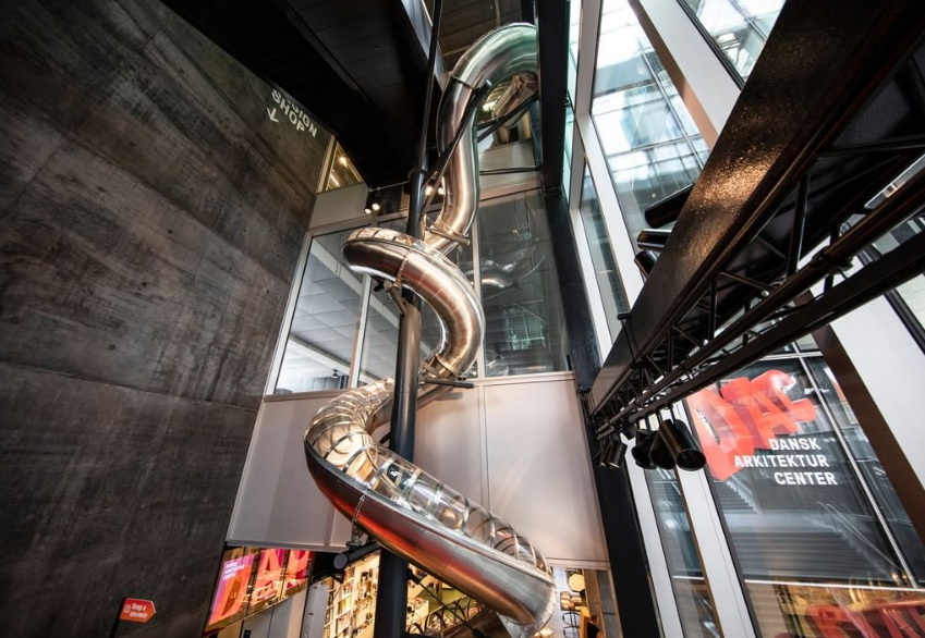 Μια τεράστια τσουλήθρα στο κέντρο αρχιτεκτονικής στην Κοπεγχάγη