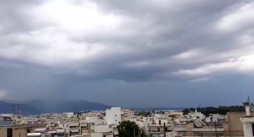 «Χτυπάει» την Αττική η κακοκαιρία – Καταρρακτώδης βροχή σε Βόρεια και Ανατολικά προάστια