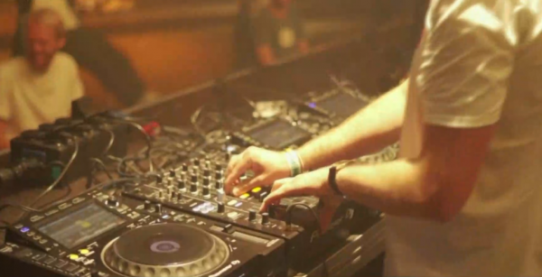 Ο τιμοκατάλογος των πάρτι στις βίλες της Μυκόνου – Πώς «ψαρεύουν» πελάτες