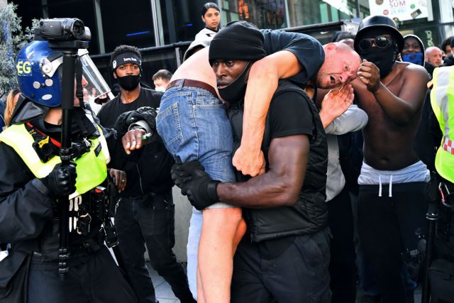 «Ήταν το σωστό» λέει ο μαύρος διαδηλωτής που κουβάλησε ακροδεξιό για να τον σώσει