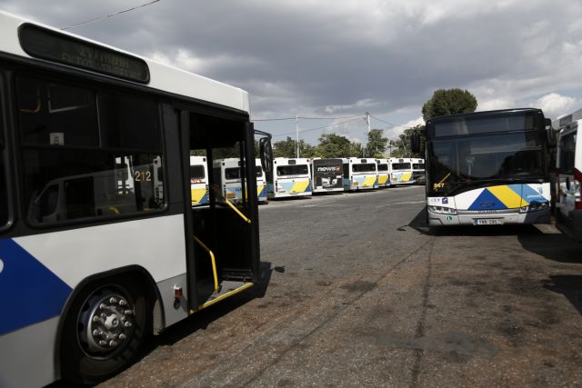 Σύνταγμα : Λεωφορείο έπεσε σε στάση - Μια γυναίκα τραυματίστηκε