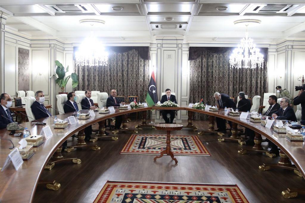 Αιφνιδιαστική επίσκεψη Τσαβούσογλου στη Λιβύη και συνάντηση με Σάρατζ