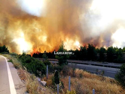 Μεγάλη φωτιά στο Μαρτίνο Φθιώτιδας - Έκλεισε η Εθνική Οδός