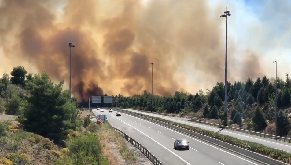 Ανεξέλεγκτη η φωτιά στο Μαρτίνο Φθιώτιδας – Πέρασαν την Εθνική Οδό οι φλόγες