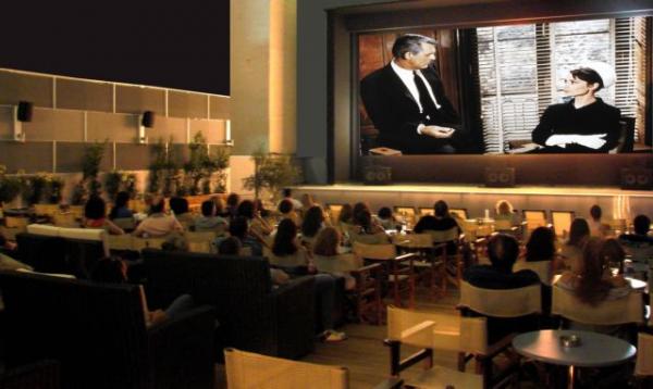 Η Washington Post αποθεώνει τα ελληνικά θερινά σινεμά