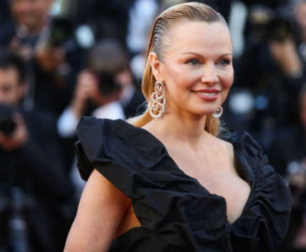 Πάμελα Άντερσον : Ποζάρει ολόγυμνη στα 52 της και «ρίχνει» το internet