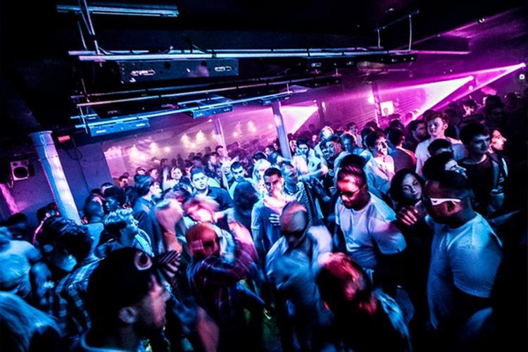 Βρετανία: Έφοδοι σε παράνομες λόγω κοροναϊού συναθροίσεις – Συλλήψεις και κατασχέσεις όπλων