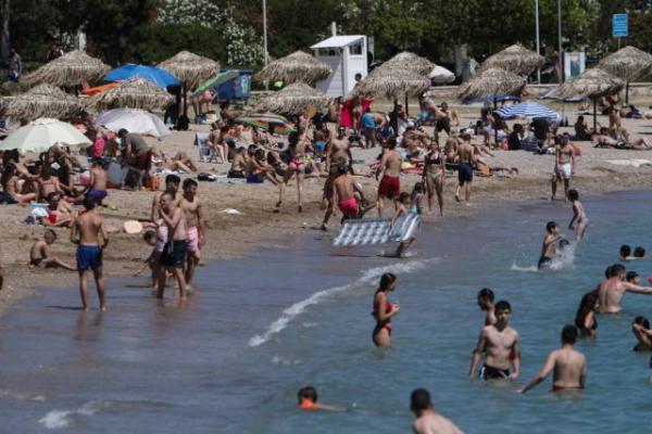 Κοροναϊός: Με μηδενικά μέτρα προστασίας ξεχύθηκαν οι πολίτες στις παραλίες