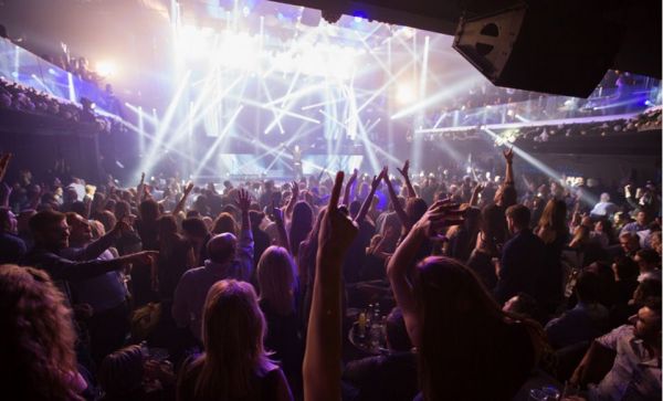 Προβληματισμός ειδικών για πάρτι χωρίς μέτρα προστασίας και «εισαγόμενα» κρούσματα