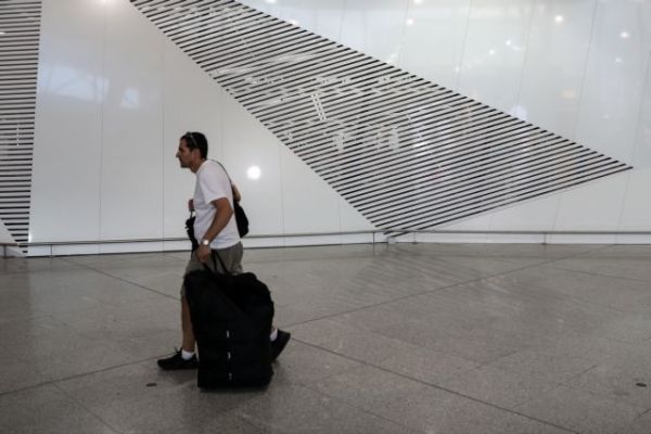 Αυξάνονται οι κρατήσεις βρετανών τουριστών μετά την άρση ταξιδιωτικών περιορισμών