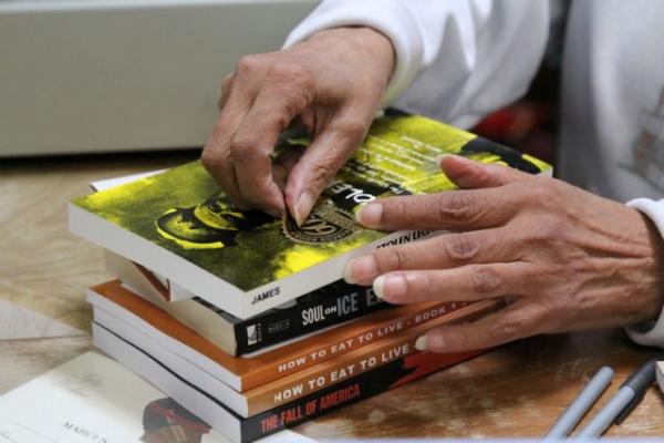 Ιστορικό βιβλιοπωλείο ξεπουλά στα βιβλία για τον ρατσισμό