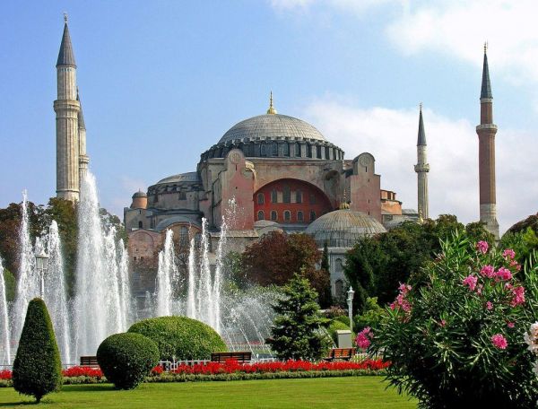 Με το βλέμμα στην Αγία Σοφία: Το νεοοθωμανικό όραμα Ερντογάν και οι ηχηρές παρεμβάσεις