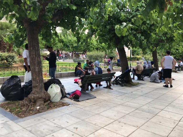 Στην πλατεία Βικτωρίας διανυκτέρευσαν άστεγες οικογένειες προσφύγων