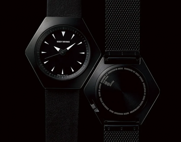 Ένα εξαγωνικό ρολόι με την υπογραφή του Issey Miyake