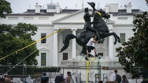 Ποινική δίωξη σε τέσσερις άνδρες επειδή αποπειράθηκαν να ρίξουν άγαλμα του Τζάκσον μπροστά από τον Λευκό Οίκο
