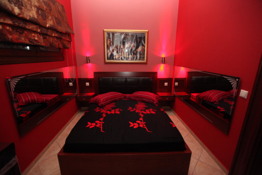 Η επαναλειτουργία των «οίκων ανοχής» αφήνει τους εργαζόμενους απροστάτευτους