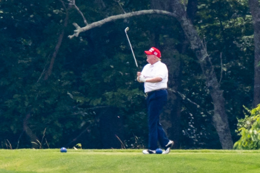 Οι ΗΠΑ «σπάνε» ρεκόρ κρουσμάτων κοροναϊού και ο Τραμπ παίζει γκολφ